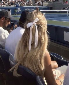 Pink hair bow worn at the U.S Open tennis tournament.   #TennisGirl #TennisStyle #Coquette #PinkBows #Hairstyles #mobwifehair #mobhairwife #carmelhighlightsonbrownhair Hair Stylies, Ribbon Hair, Dream Hair, Aesthetic Hair, Charlotte Tilbury, Hair Day, Gossip Girl