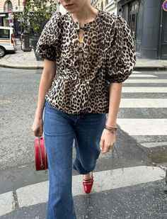 Leopard Shirt Outfit, Printed Tshirt Outfit, Casual Friday Work Outfits, Japan Outfits, Minimalist Clothing, Color Trends Fashion