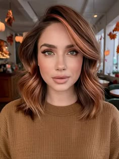 Hair Colour Short Hair Brown, Fall 2024 Short Hair Color, Fall Hair Medium Length Brown, Warm Fall Highlights, Autumn Hair Short, Highlights In Brown Hair Short, Colored Strands Of Hair, Short Honey Brown Hair, Fall Medium Length Hair