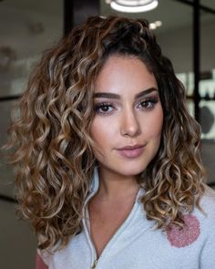 Curly Med Hairstyles, Party Hair Mid Length, Best Highlights For Curly Brown Hair, Hairstyles Curly Medium Length, Curly Hairstyles Balayage, Trendy Medium Length Haircuts Curly, Haircut For 37 Year Old Women, Wavy Curl Haircut, Curly Hair Midlength