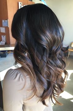 Balayage for Brunettes with Long Locks: A Stunning Symphony 🌟🍫 - Elevate your long, brunette hair with the artistry of balayage. This hair coloring approach creates a natural, solar-kissed impact that fantastically complements your lengthy tresses. Whether you opt for diffused caramel highlights, rich chocolate tones, or a playful pop of color, balayage adds intensity and measurement for your mane. Embrace the flexibility and beauty of balayage and let your lengthy locks shine with a hint of a Byalouge Hair Brown, Bleach Balayage, Brunette Ideas, Long Wavy Hairstyles, Dimensional Brunette, Bella Hair, Wavy Hairstyles, Hair Colours