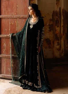 Qawali Night Outfits, Qawali Night, Velvet Pakistani Dress, Pakistani Bridal Lehenga, Misha Lakhani, Desi Fits, Rajputi Dress, Shadi Dresses