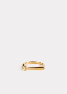 This TOTEME piece is a modern take on the classic signet ring. It's crafted in the Italian region of Arezzo, which is renowned for its expert goldsmithing tradition, from recycled 18kt gold set with a sparkling, brilliant-cut diamond. Wear it on your pinky finger or try it on the other fingers for an over-the-knuckle midi fit. Signet Diamond Ring, Ring For Pinky Finger, Pinky Finger Ring, Modern Gold Ring, Flush Set Diamond, Pinky Finger, Diamond Signet Ring, Silver Signet Ring, Midi Ring