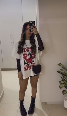 Junior H Concert Outfit Ideas, Oversized Tee And Tights, Chill Bar Outfit Summer, New Years Eve Outfits Bar, Sui̇ci̇deboys Concert Outfits Women, Sporty Concert Outfit, Jxdn Concert Outfit, Black Lace Shorts Outfit, Casual Clubbing Outfits Sneakers