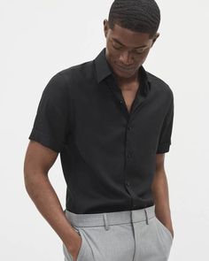 Cette chemise habillée performance à coupe étroite est dotée d'un tissu en effet de maille, ce qui en fait la pièce parfaite pour composer votre tenue au bureau ou pour une occasion spéciale, tout en conservant sa forme et son touché après le lavage. Pour un look cool sans effort, vous allez adorer le tissu léger en viscose de cette chemise à manches courtes de coupe étroite. Avec ses revers roulés, cette chemise ajoutera du style à votre pantalon de ville ou à votre short chino. - Coupe étroite Coast Outfit, Slim Fit Dress Shirts, Performance Dresses, Short Sleeve Dress Shirt, Fabric Making, Slim Fit Dresses, Maternity Shops, Slim Fit Shorts, Dress Pant