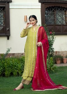 Organza Outfit, Combination Dresses, Mehendi Outfits, Pakistani Fancy Dresses, Pakistani Fashion Party Wear, Dress Design Patterns, Simple Pakistani Dresses, Designer Party Wear Dresses, Designer Dresses Casual