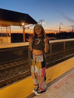 Sublime With Rome Concert Outfit, Winter Hippe Outfit, Thrifted Style Inspiration, Flowy Hippie Outfits, Hobo Aesthetic Outfit, Hippie Fits Aesthetic, Hippie Asethic Outfits, Indie Granola Outfits, Dream Clothes Aesthetic