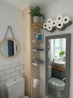 Hiding bathroom pipes behind a pegboard boxing ! Mudroom Bench Plans, Best Rugs, Kitchen Island Ikea Hack, Diy Mudroom Bench, Vintage Room Decor, Small Bathroom Ideas On A Budget, Diy Play Kitchen, Bench Decor, Diy Cabinets