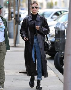 90s Celebrity Fashion, Trench Coat Street Style, South African Celebrities, Celebrity Style Men, Celebrity Fashion Fails, Celebrity Style Dresses, Celebrity Fashion Outfits, Mode Editorials, Models Style