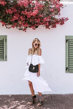 #esrüschtsorüschig Sandals Dress Outfit, White Flat Sandals, Miu Miu Flats, Ibiza Spain, White Flat, Dress Outfit, Summer Trends, White Summer, Spring Summer Outfits