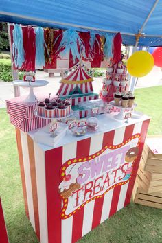 an ice cream cart is set up in the grass