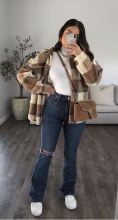 "Ideas de outfits casuales con shorts" #CasualFashionista #CasualFashionBlogger #CasualFashionInspiration #CasualFashionLover #CasualFashionStyle #CasualFashionista Ross Outfits Ideas, Fav Outfit, Looks Country, Stylish Winter Outfits, Cold Outfits, Trendy Fall Outfits, Tween Outfits, Mode Inspo