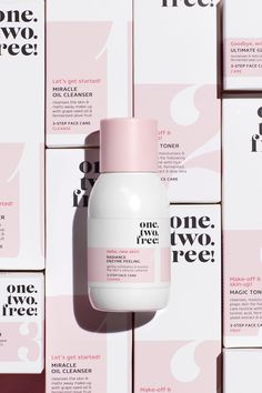 One. Two. Free c’est LA nouvelle marque de soin qui révolutionne la routine skincare. Les formules sont élaborées à partir d’ingrédients fermentés et naturels pour une peau pleine d’éclat. Skincare Package Design, Skincare Product Design, Body Care Packaging, Cincin Diy, Conventional Design, Skin Care Products Design, Supplements Packaging, Skincare Logo, Skincare Products Photography