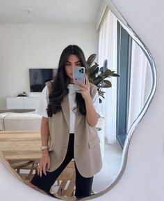 Blazer Vest Outfits For Women, Basma Hamze, Sleeveless Blazer Outfit, Office 2023, Vest Outfits For Women, Casual Chique, Wardrobe Tips, Outfits Chic, Pretty Blouses