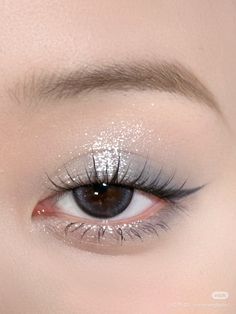 Soft Silver Eye Makeup, Silver Eye Makeup Look, Eye Makeup For Concert, Cool Tone Eye Makeup, Makeup Ideas Winter, White Makeup Ideas, Concert Eye Makeup, Grey Makeup Looks, Silver Makeup Looks