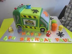 the birthday cake is decorated like a bus