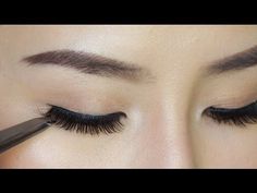 When hearing the words ‘fake eyelashes’, most of us probably think of an overly-tanned, cake face person with long eyelashes. However, this is far f... False Eyelashes For Beginners, Eyelashes For Beginners, Powder Eyebrows, Eyelashes Tutorial, Beauty Hacks Eyelashes, Best False Eyelashes, Artificial Eyelashes