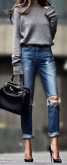 Fashion | Fashion outfits | Fashion ideas | Grey outfit | Grey outfits for women | Grey outfits casual | - |  #jumper #oversized #ripped #momjeans #ootd #style #inspo Grey Pullover Outfit, Chunky Sweater Pattern, Chunky Sweater Outfit, Oversized Sweater Outfit, Chunky Oversized Sweater, Mode Shoes, Looks Jeans, Pullovers Outfit