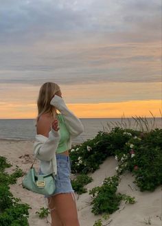 @sineadamber How To Wear Bermuda Shorts, Outfit Ideas Fashion, Summer Photoshoot, Summer Feeling, Summer Pictures, Insta Photo Ideas, Mode Vintage