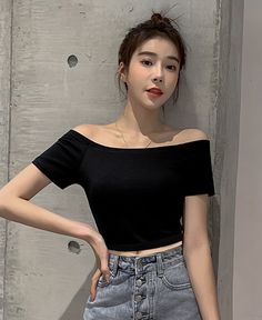 Black Off-Shoulders Short Sleeves Crop Top | Olivia - Loona XL Black Sleeveless Crop Top, Kpop Crop Top, Catching Up With Friends, Fashion Chingu, Black Off Shoulder, Denim And Lace, Short Sleeve Cropped Top, Sleeveless Crop Top, Airport Style