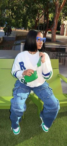 Clueless Brunch Outfit, Philly Style Outfits, Unique Jeans Outfit, Streetwear Outfit Ideas Black Women, Valentine Day Looks For Black Women, Oversized Blue Jeans Outfit, Streetwear Fashion Black Women Winter, Spring New York Outfits Street Style, Fuzzy Pants Outfit Black Women