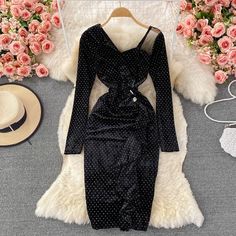 Materials: other Size: m, l Color: red, black Tight Hips, Spring Outfits 2022, Early Spring Outfits, Current Fashion Trends, Neck Ruffle, Petite Outfits, Spring Outfits Casual, Velvet Dress, Stylish Dresses