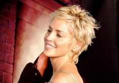 Sharon Stone at an event for Catwoman (2004) Sharon Stone Short Hair, Catwoman 2004, Sharon Stone Hairstyles, Natural Curly Hair Cuts, Foto Top, Choppy Hair, Short Curly Haircuts, Short Choppy Hair