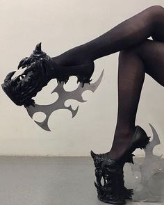 Gothic Mode, Goth Shoes, Pretty Knives, Character Reference, Art Tutorial, Crazy Shoes, Fantasy Clothing, Pretty Shoes, Fantasy Fashion