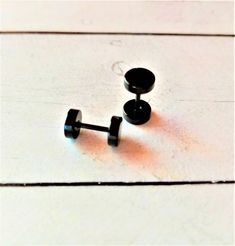 Black steel earring 6 mm in diameter and 10 mm long, the visible part has a 3 mm gauge. The earring is symmetrical, it has the same shape on both sides, screw closure. A classic, minimalist, discreet stud earring, highly combinable with other models of steel enameled in black or silver in black. When buying jewelry in contact with the skin, it is important that the materials steel, silver and enamel, as well as the clasp, are of the best quality. At Deloren Jewelry we sell tested and proven desi Modern Black Piercings For Gift, Modern Black Piercings As Gift, Nickel Free Black Piercings Gift, Nickel-free Black Piercings As Gift, Nickel-free Black Piercings As A Gift, Nickel-free Black Piercings Gift, Black Nickel Free Piercings As A Gift, Modern Black Internally Threaded Piercings, Modern Black Pierced Cartilage Earrings