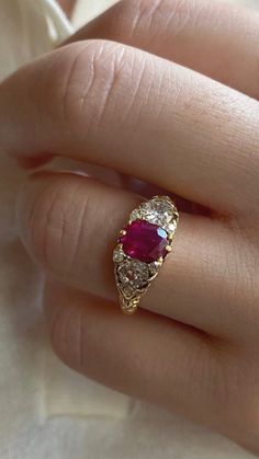 Blair Waldorf Ruby Ring, Ruby And Diamond Ring Vintage, Vintage Engagement Rings Victorian, Pretty Gold Rings, Trendy Gold Necklace, Ruby Engagement Ring Vintage, Unusual Engagement Rings, Ring Ruby, Engagement Rings Diamond