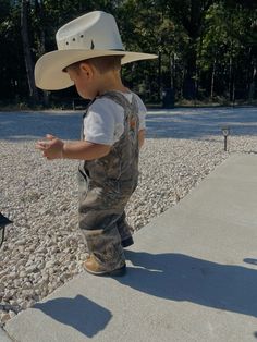 Todlers Pictures Cute Boy, Toddler Boy Outfits Country, Todlers Pictures Cute, Cute Toddlers Boys, Country Kids Aesthetic, Baby Boy Cowboy Outfits, Toddler Overalls Outfit Boys, Country Toddler Boy, Toddler Cowboy Outfit