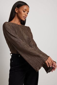 High Neck Plissé Top Brown | NA-KD White Ribbed Top, Pu Skirt, Simply Dress, Weather Wear, Knitted Tops, Cute Crop Tops, Mood Board Fashion, Pull Sweat, Future Fashion