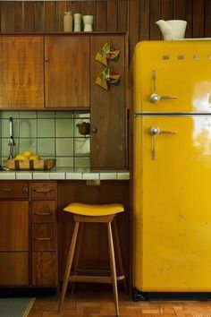 Retro Revival: Kitchen Design Ideas Inspired by the Mid Century Modern 50s 70’s Kitchen, Midcentury Cottage, Purple Accent Wall, Purple Accent Walls, Flat Front Cabinets, Modern Retro Kitchen, Plum Walls, Dining Room Colour Schemes, 70s Kitchen