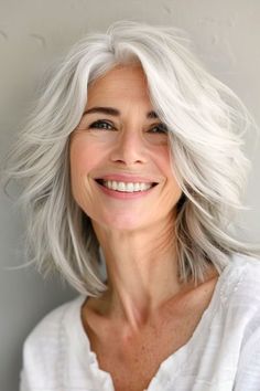 Save this pin for the best shag hairstyles for women over 50. This textured, layered shag is a classic style that never goes out of fashion. The soft layers and wispy ends create a feminine, romantic look. Hair Color Guide, Κούρεμα Bob, Mom Hair, Haircuts For Medium Length Hair, Stylish Short Haircuts, Chin Length Hair, Medium Blonde, Shag Hairstyles, Haircuts For Medium Hair