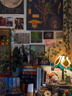 Maximalist Decor Grunge, Cosy Maximalist Bedroom, Maximalist Bedroom Grunge, Maximalism Room Decor, Clutter Core Bedroom, Room Inspo Maximalist, Cluttercore Bedroom Aesthetic, Maximalist Dorm Room, Maximalist Desk