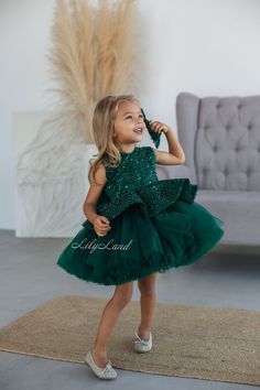 Make your little one feel like the belle of the ball with this stunning Tutu Birthday Baby Dress! This sparkling flower girl dress is the perfect choice for any special occasion or event, from weddings and pageants to proms and birthdays. Crafted from the finest quality tulle, this toddler special occasion gown features a full, fluffy skirt that's sure to make your little one feel like a princess. The beautiful cappuccino color is complemented by sparkling embellishments, adding a touch of glamo Sunday Best Pageant Dresses Toddler, Toddler Wedding Outfit Girl, Green Dress For Kids, Green Birthday Dress, Green Toddler Dress, Pageant Photoshoot, Toddler Wedding Dress, Gown Wedding Guest, Toddler Pageant Dresses