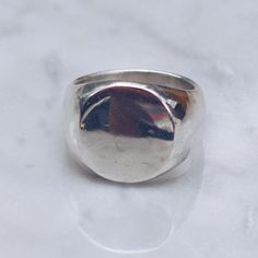 925 Sterling silver Minimal Ring in sizes for both men and women. This simple ring has a circular flat face but lot's of style and flat top rings are definitely in right now! Available in Brass https://etsy.me/2RbQuZh Ring Size Available in all sizes. Please be sure to find your exact ring size for the finger you want before ordering. See image chart above or you can use the chart on my website as a guide - https://jewelrylab.co/pages/ring-sizing-tips Every piece is handcrafted in Bali and made Urban Ring, Nose Ring Men, Silver Snake Bracelet, Mens Pinky Ring, Simple Rings, Fashion Rings Silver, Face Ring, Flat Face, Minimal Ring