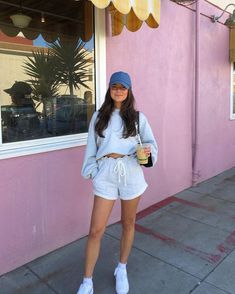 Your Stylish Guide To The Best Spring Athleisure Outfits Chic Sweatshirt Outfit, Cropped Sweatshirt Outfit, Cap Outfit Summer, Baseball Cap Outfit Spring, Af1 Outfit, Viviane Audi, Ball Cap Outfit, Athleisure Outfits Spring