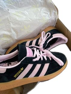 Adidas pink spezial Spezials Adidas, Adidas Special, Adidas Spezials, Spezial Adidas, Gift Box Idea, Monster High Draculaura, Shoe Adidas, Adidas Handball Spezial