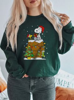 Snoopy Sweatshirt, Christmas Snoopy, Peanuts Christmas, Easy Christmas Gifts, Snoopy Christmas, Disney Sweatshirts, Disney Family, Snoopy And Woodstock, Custom Sweatshirts