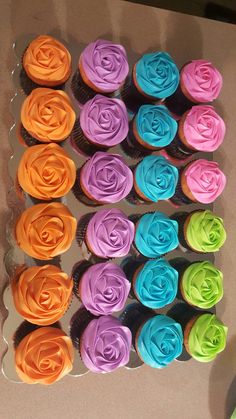 there are many cupcakes with different colored frosting on the top and bottom