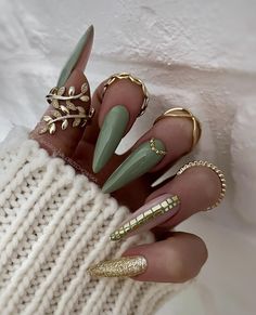 37 Gorgeous Green Nails Ideas to Feel Like a Woodland Fairy Moss Nails, Green And Gold Nails, Gold Stiletto Nails, Olive Nails, November Nails, Green Nail Designs, Stiletto Nails Designs