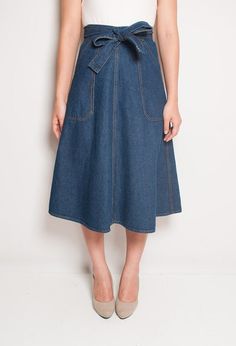 Denim Overalls Outfit, Skirts For Fall, Gonna Jeans, Slytherin Outfit, Skirt Ideas, Chic Over 50, Long Jean Skirt, Jean Skirts, Overalls Outfit