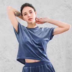 Velvet Short-Sleeved Sports T-shirt: Running Pullover Sweater for Women's Sports Clothing White Tshirt Women, Sport Outfit Woman, Velvet Shorts, Fashion Graphic, Knit Tees, Sports Top, Fall Fashion Outfits, Fashion Vintage, Sleeves (women)