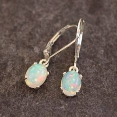 Herzlich Willkommen beim Feinsilber-Juwelier Äthiopischer Opal Hebel zurück Tropfen Ohrringe in 925 Sterling Silber, Frauen Ohrringe, Opal Ohrringe, Geburtstagsgeschenk, Geschenk für sie Artikel-Details Metall: 925er Sterlingsilber Hauptsteinkreation Äthiopischer Opal Hauptsteinfarbe: weiß Hauptstein Form: oval Schnitttechnik- cab Methode: gegossen Anlass: Verlobung Stil: Alle unsere Arbeiten sind mit Liebe und Sorgfalt in unserer Werkstatt von Hand gefertigt ♥ SONDERANFERTIGUNGEN Bitte lassen S Opal Dangle Earrings For Gift, White Opal Drop Earrings, Elegant Opal Gemstone Drop Earrings, Silver Dangle Opal Earrings, Opal Earrings For Anniversary - Fine Jewelry, Opal Drop Earrings, Earrings Opal, Women Earrings, Engagement Style