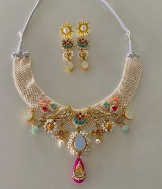 Kundan Jewellery Set, Fancy Jewellery Designs, Jewelry Set Design, Gold Bridal Jewellery Sets, Antique Bridal Jewelry, Antique Jewelry Indian