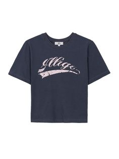 This product is a stylish Vintage Baseball Fitted Crop T-shirt that captures a nostalgic sports aesthetic with its bold, graphic print. The shirt features a snug fit that highlights the silhouette, and its cropped length makes it ideal for pairing with high-waisted pants or skirts. Crafted from soft, breathable fabric, this T-shirt ensures comfort while offering a retro flair. - The prominent vintage baseball logo adds a classic sports touch to the shirt's design.- Its fitted style and cropped length create a fashionable, contemporary look that complements various styles.- Made from a soft fabric, it provides a comfortable fit suitable for everyday wear.- The T-shirt's durable construction ensures it can withstand regular use while maintaining its shape and appeal. Cotton Cropped Graphic Tee With Logo Print, Sporty Cotton Cropped T-shirt With Graphic Print, Trendy Cropped Crew Neck T-shirt With Logo, Graphic Tee Cropped T-shirt With Logo Print, Vintage Graphic Print Cropped T-shirt For Streetwear, Athleisure Tops With Graphic Print And Short Sleeves, Retro Crew Neck Cropped T-shirt With Screen Print, Sporty Screen Print Cropped T-shirt For Streetwear, Vintage Screen Print Cropped T-shirt For Streetwear