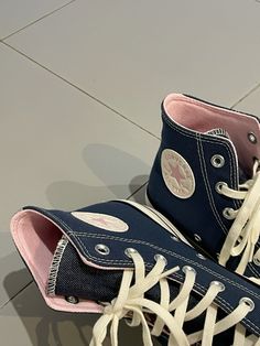 Converse Chuck Taylor All Star Lift Platform in colors navy / egret / sunrise pink Very cute combo 🥳   #converse  #platformshoes Navy Blue Platform Converse, Converse Collection Aesthetic, Platform Chuck Taylors Outfit, Navy Blue Converse Outfit, Navy Converse Outfit, Custom Converse Ideas, Converse Shoes Platform, Cute Platform Shoes, Chuck Taylors Outfit