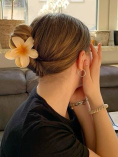 Hair Styles With Flower Clips, Hairstyle With Flower Clip, Flower Clip Hairstyles, Old Money Hairstyles, Hairstyle For Work, Hairstyles Female, Hair Clip Flower, Hair Grips, Clip Hairstyles