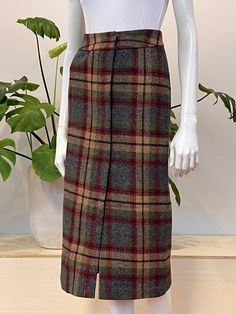 vintage muted plaid wool midi length pencil skirt  slim, straight pencil cut w/ hidden buttons down skirt front 'Savannah' 100% wool tag size 4, fits modern x-small/small 25 inch waist  36 inch hip measurement  32 inch length  fully lined snaps at front waistband  excellent condition, no marks or flaws visible Fitted Plaid Pencil Skirt, Fitted Plaid Pencil Skirt For Work, Vintage Pencil Skirt For Fall, Plaid Skirts, Wool Plaid, Savannah Chat, Midi Length, Pencil Skirt, Womens Skirt